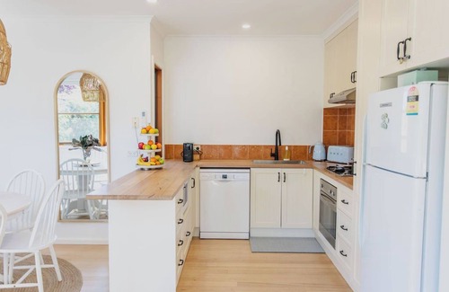 Ocean Grove House | Chic Beachside Stay – Near River, Shops & Cafés