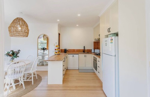 Ocean Grove House | Chic Beachside Stay – Near River, Shops & Cafés