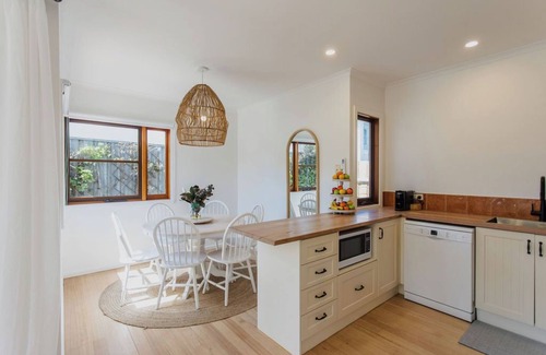 Ocean Grove House | Chic Beachside Stay – Near River, Shops & Cafés