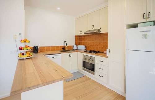 Ocean Grove House | Chic Beachside Stay – Near River, Shops & Cafés
