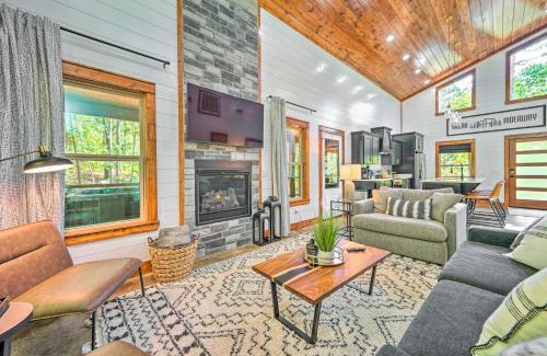 Broken Bow House | Chic Broken Bow Cabin with Hot Tub and Gas Grill!