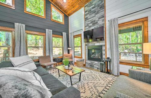 Broken Bow House | Chic Broken Bow Cabin with Hot Tub and Gas Grill!