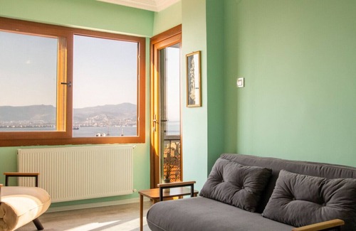 Konak Apartment | Chic, Central Flat w Sea View and Balcony in Konak