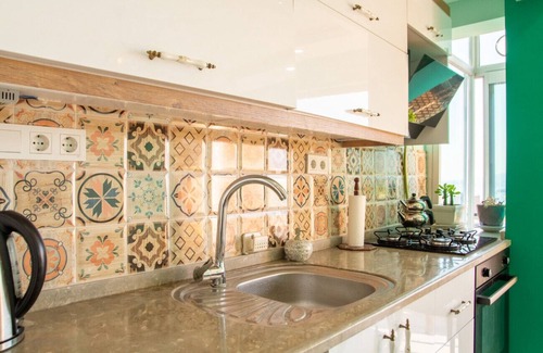 Konak Apartment | Chic, Central Flat w Sea View and Balcony in Konak