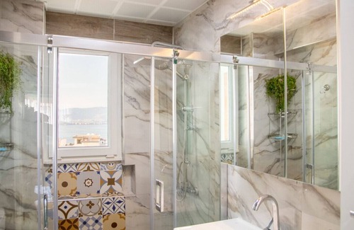 Konak Apartment | Chic, Central Flat w Sea View and Balcony in Konak