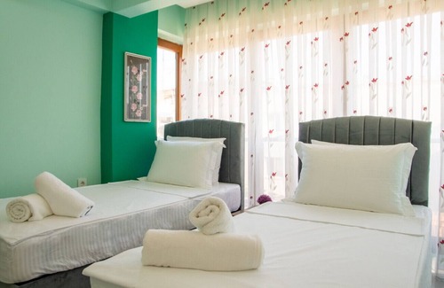 Konak Apartment | Chic, Central Flat w Sea View and Balcony in Konak