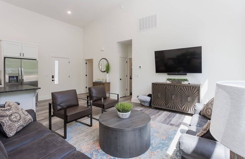 Bella Vista House | Chic Chalet with Hot Tub Steps from Back 40 Trails