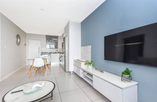 Greater Johannesburg Metropolitan Area Apartment | Chic City Escape at The Apex on Smuts