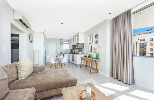 Greater Johannesburg Metropolitan Area Apartment | Chic City Escape at The Apex on Smuts
