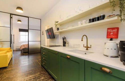 Cathedrals Apartment | Chic City Retreat by Borough Market