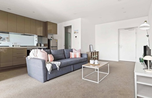 Melbourne Central Business District Apartment | Chic City Views Modern Comfort Near Southern Cross