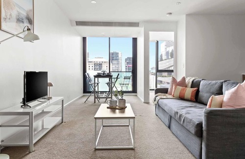 Melbourne Central Business District Apartment | Chic City Views Modern Comfort Near Southern Cross
