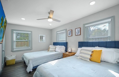 Murray Hill House | ~Chic Clean Cabin Sleeps 10 Arcade & Wine Bar~