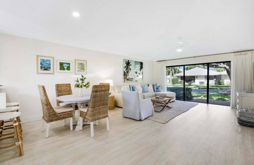 Hunt Club Cottage | Chic Coastal Cottage PGA National with New Decor Close to Beaches, Golf & More!