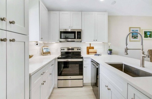 Hunt Club Cottage | Chic Coastal Cottage PGA National with New Decor Close to Beaches, Golf & More!