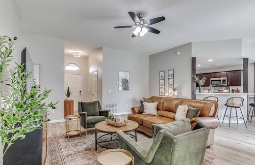 Edmond House | Chic & comfortable home in central Edmond-two King rooms-yard-EV charger!