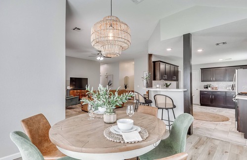 Edmond House | Chic & comfortable home in central Edmond-two King rooms-yard-EV charger!