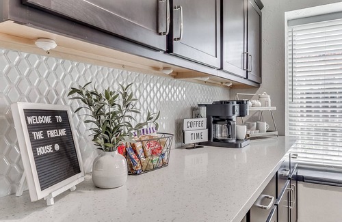 Edmond House | Chic & comfortable home in central Edmond-two King rooms-yard-EV charger!