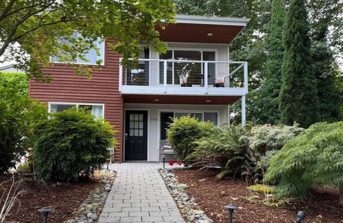 Moss Bay House | Chic & Comfy Upper 2B @DT Kirkland | Walk to Lake