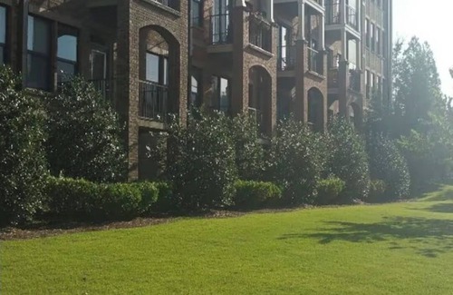 West End Condo | Chic Condo 2mi from Mercedes-Benz & State Farm
