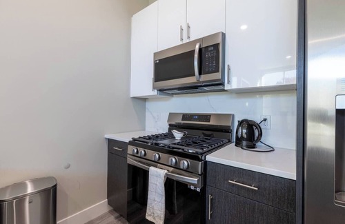 The Heights Apartment | Chic Condo by NYC w Rooftop & Parking on Premises