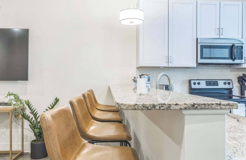 West End Condo | Chic Condo for 4 Near West End