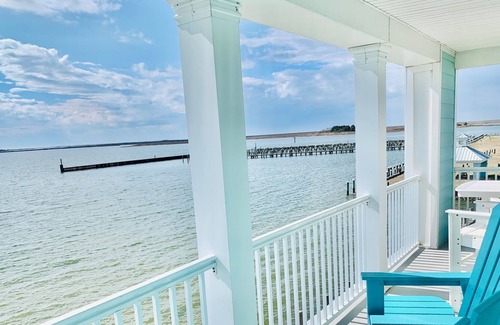 Crisfield Condo | Chic Condo on Tangier Sound with Waterfront Balcony, Fireplace