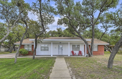 Ingleside Condo | Chic Condo w/ Screened Patio ~ 13 Mi to Beach