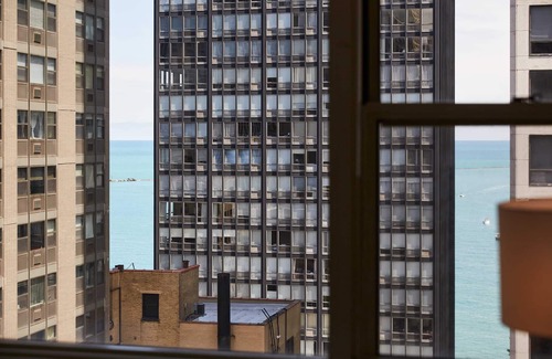 Streeterville Apartment | Chic Corner 2BR in Streeterville | Roof Deck | Lake Views