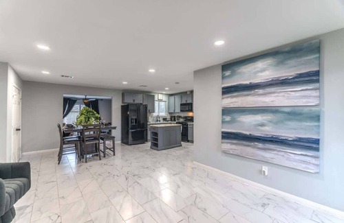 OST - South Union House | Chic & Cozy 4-BR Retreat | Downtown | TX