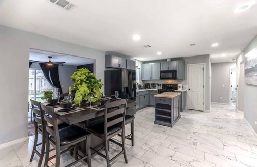 OST - South Union House | Chic & Cozy 4-BR Retreat | Downtown | TX
