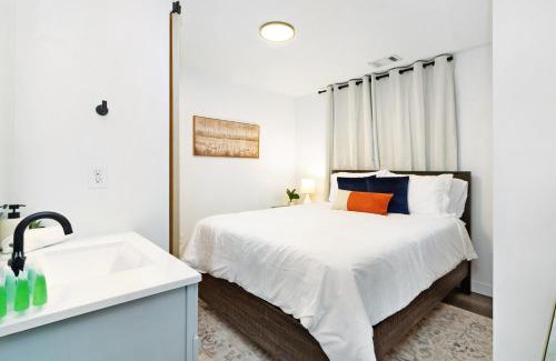 Manhattan Apartment | Chic & Cozy Condo in Manhattan with Free Parking & WiFi