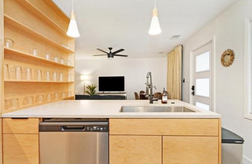 Manhattan Apartment | Chic & Cozy Condo in Manhattan with Free Parking & WiFi