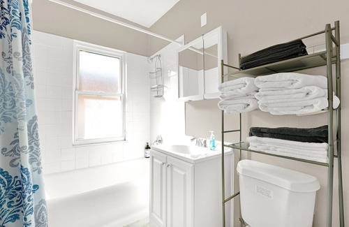Berwyn Apartment | Chic & Cozy near ORD>MDW>DT>HOSP