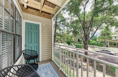 Hyde Park Condo | Chic & Cozy Updated Unit in Hyde Park!