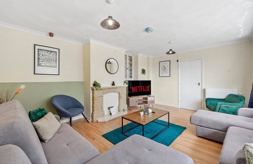 Littleover House | Chic Derbyshire Escape with Games Room – Sleeps 12