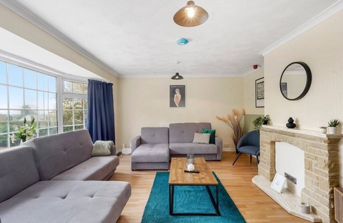 Littleover House | Chic Derbyshire Escape with Games Room – Sleeps 12