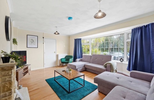 Littleover House | Chic Derbyshire Escape with Games Room – Sleeps 12