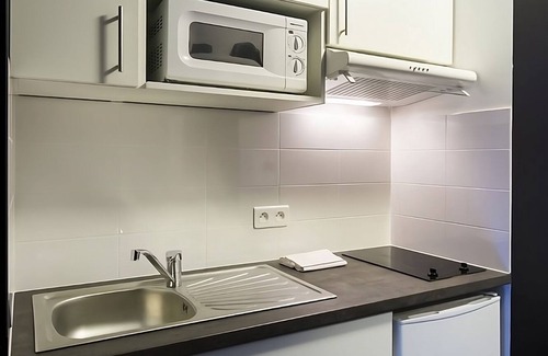 Dijon Hotel | Chic Dijon Suite in University Quarter – Garden, Free Parking & Pet Friendly!