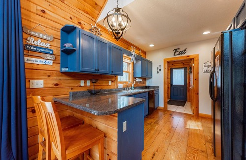 Oakland House | Chic Dog Friendly Mountain Retreat w/Hot Tub