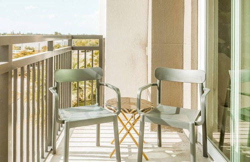 Miami Gardens Condo | Chic, dog-friendly condo with tropical pool, fitness center & great location