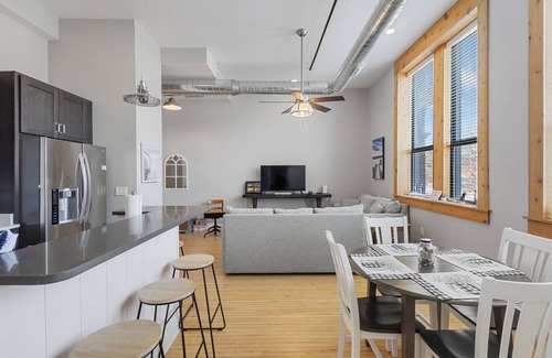South Haven Condo | Chic Downtown Loft with pool, hot tub, gym, theatre, king bed, walk to town