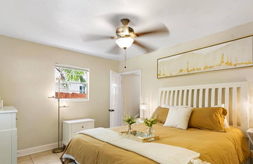 Sunshine Park House | Chic Downtown Vacation Home 3/2 - Location Location Location!