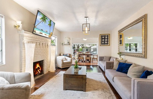 Sunshine Park House | Chic Downtown Vacation Home 3/2 - Location Location Location!