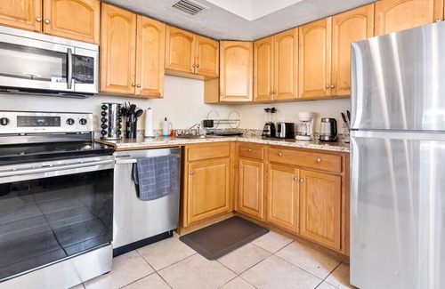 Sunshine Park House | Chic Downtown Vacation Home 3/2 - Location Location Location!