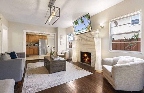 Sunshine Park Villa | Chic Downtown Vacation Home -Location Location!