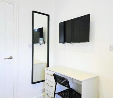 Wainscot Apartment | Chic En-suite Room with Office Garden and Parking New Renovation