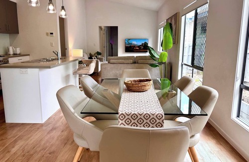 Scarborough House | Chic Family Friendly 4BR Redcliffe Retreat & BBQ