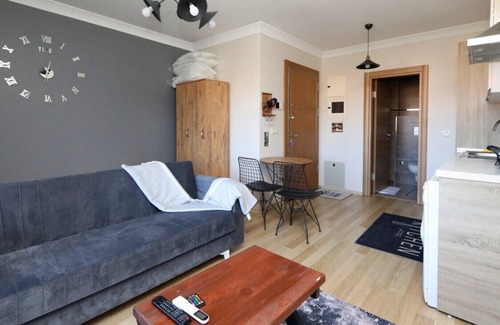 Pendik Apartment | Chic Flat w Balcony, 15 min to Airport and Viaport