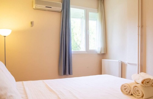 Karsiyaka Apartment | Chic Flat w Balcony By Bostanli Coast in Karsiyaka